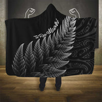New Zealand Te Reo Mori Hooded Blanket Simple Black Fern LT9 - Polynesian Pride
