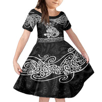 Te Reo Maori Tiki Inspired Art Family Matching Off The Shoulder Long Sleeve Dress and Hawaiian Shirt LT9 Daughter's Dress Black - Polynesian Pride