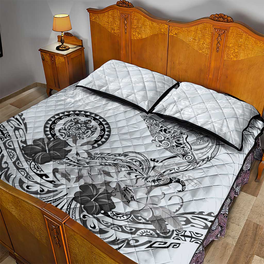 Polynesian Manta Ray Quilt Bed Set Gray Floral Turtle Tattoo - Polynesian Pride