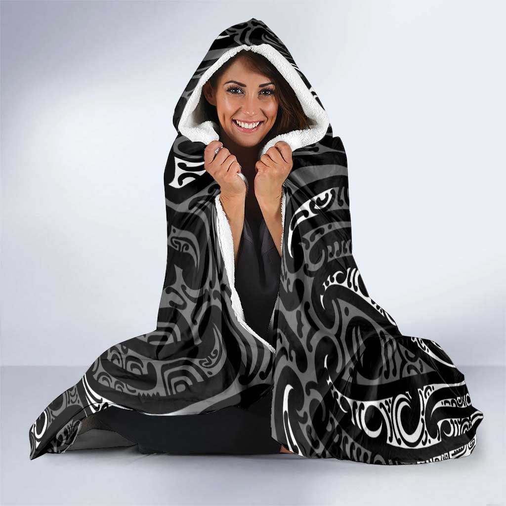 New Zealand Maori Taniko Hooded Blanket Black Kowhaiwhai Puhoro