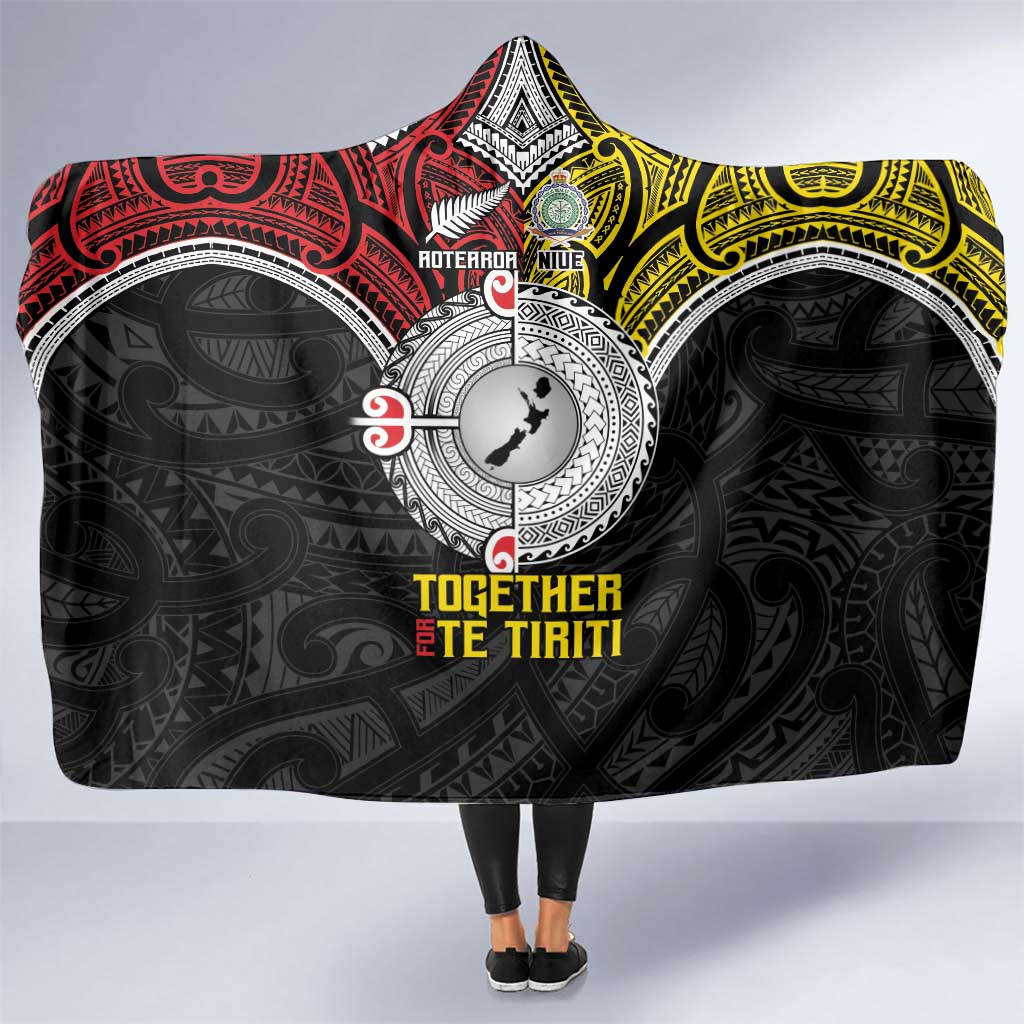 Aotearoa and Niue Mo Te Tiriti Hooded Blanket New Zealand Honour The Treaty Ake!Ake!Ake! LT9 One Size Gold - Polynesian Pride