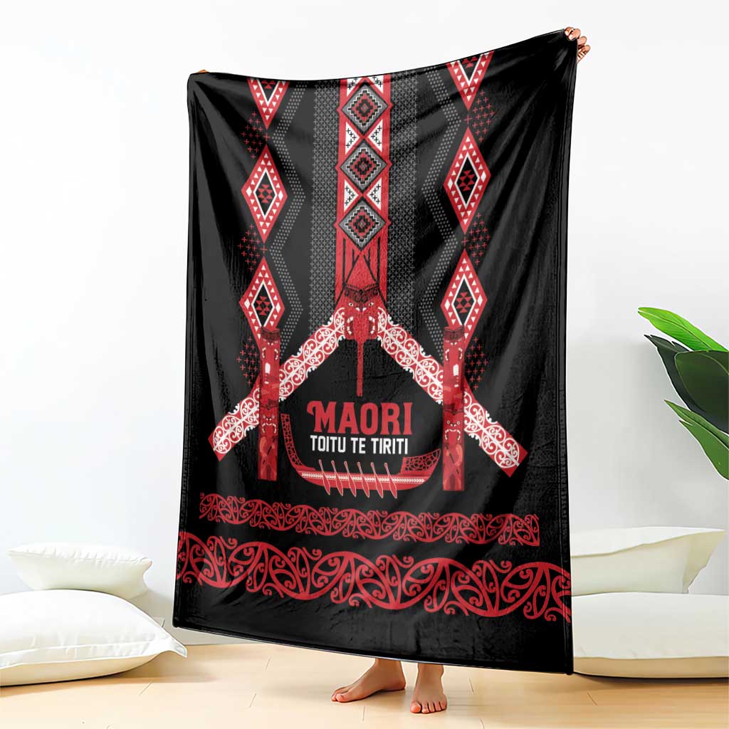 Toitu Te Tiriti Waitangi Blanket Black Wharenui House - Polynesian Pride