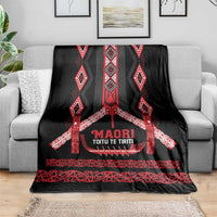 Toitu Te Tiriti Waitangi Blanket Black Wharenui House - Polynesian Pride