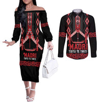 Toitu Te Tiriti Waitangi Couples Matching Off The Shoulder Long Sleeve Dress and Long Sleeve Button Shirt Black Wharenui House - Polynesian Pride