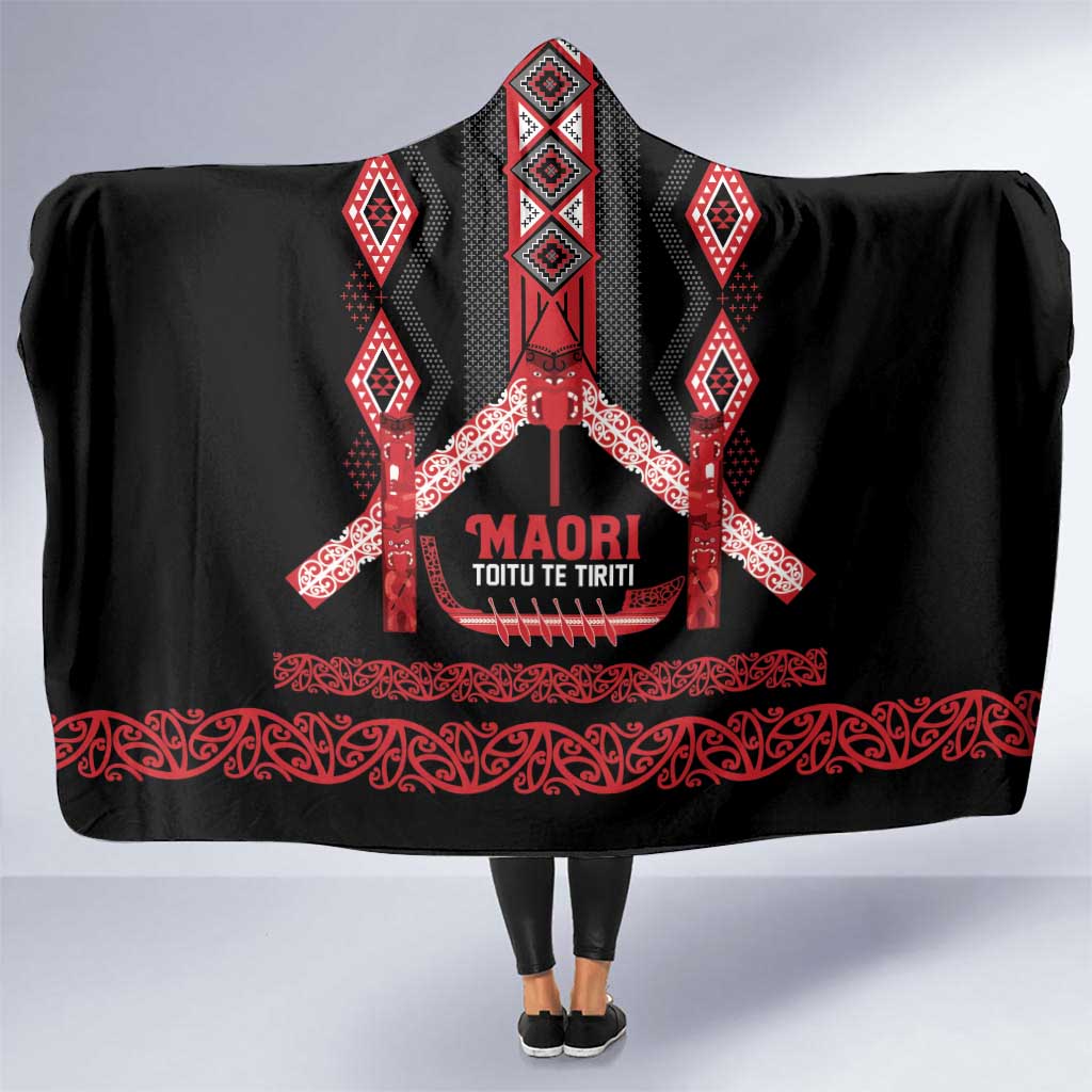 Toitu Te Tiriti Waitangi Hooded Blanket Black Wharenui House - Polynesian Pride