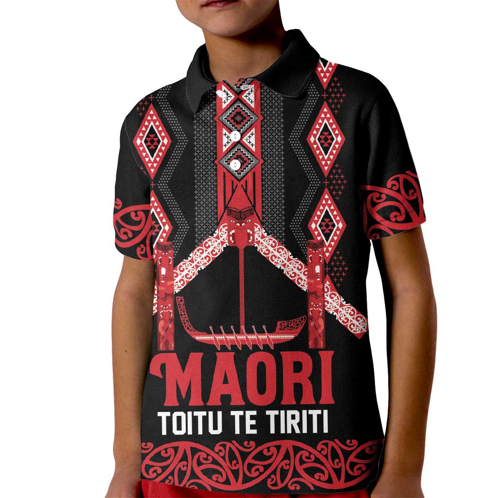 Toitu Te Tiriti Waitangi Kid Polo Shirt Black Wharenui House LT9 Kid Black - Polynesian Pride