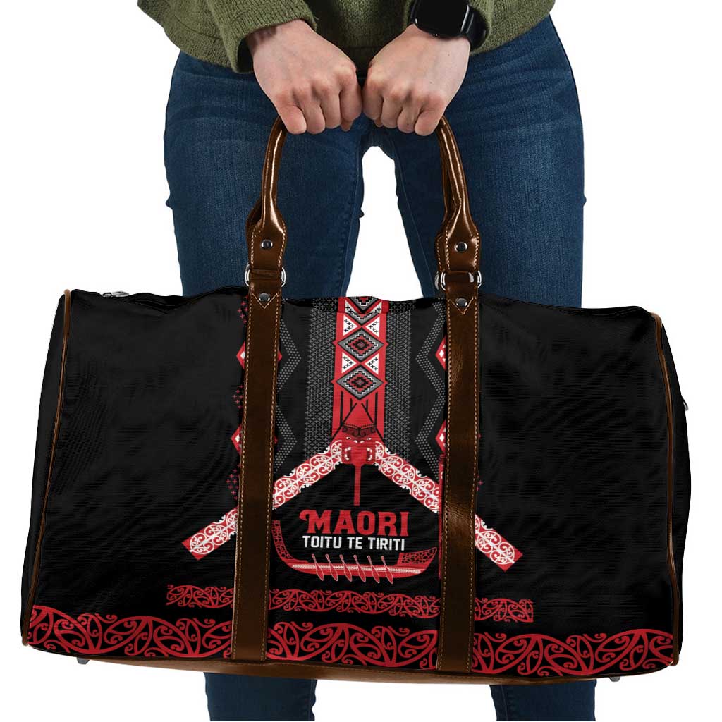 Toitu Te Tiriti Waitangi Travel Bag Black Wharenui House - Polynesian Pride