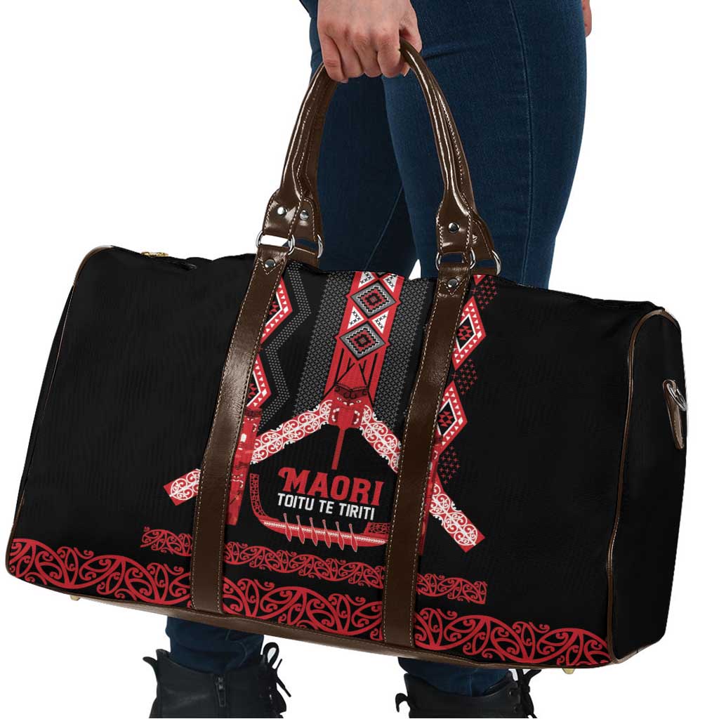 Toitu Te Tiriti Waitangi Travel Bag Black Wharenui House - Polynesian Pride