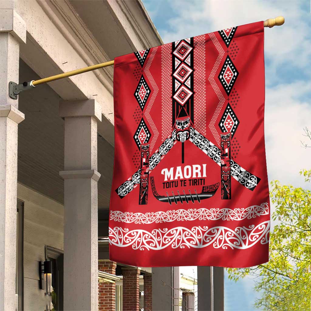 Toitu Te Tiriti Waitangi Garden Flag Red Wharenui House - Polynesian Pride