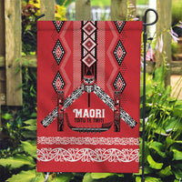Toitu Te Tiriti Waitangi Garden Flag Red Wharenui House - Polynesian Pride