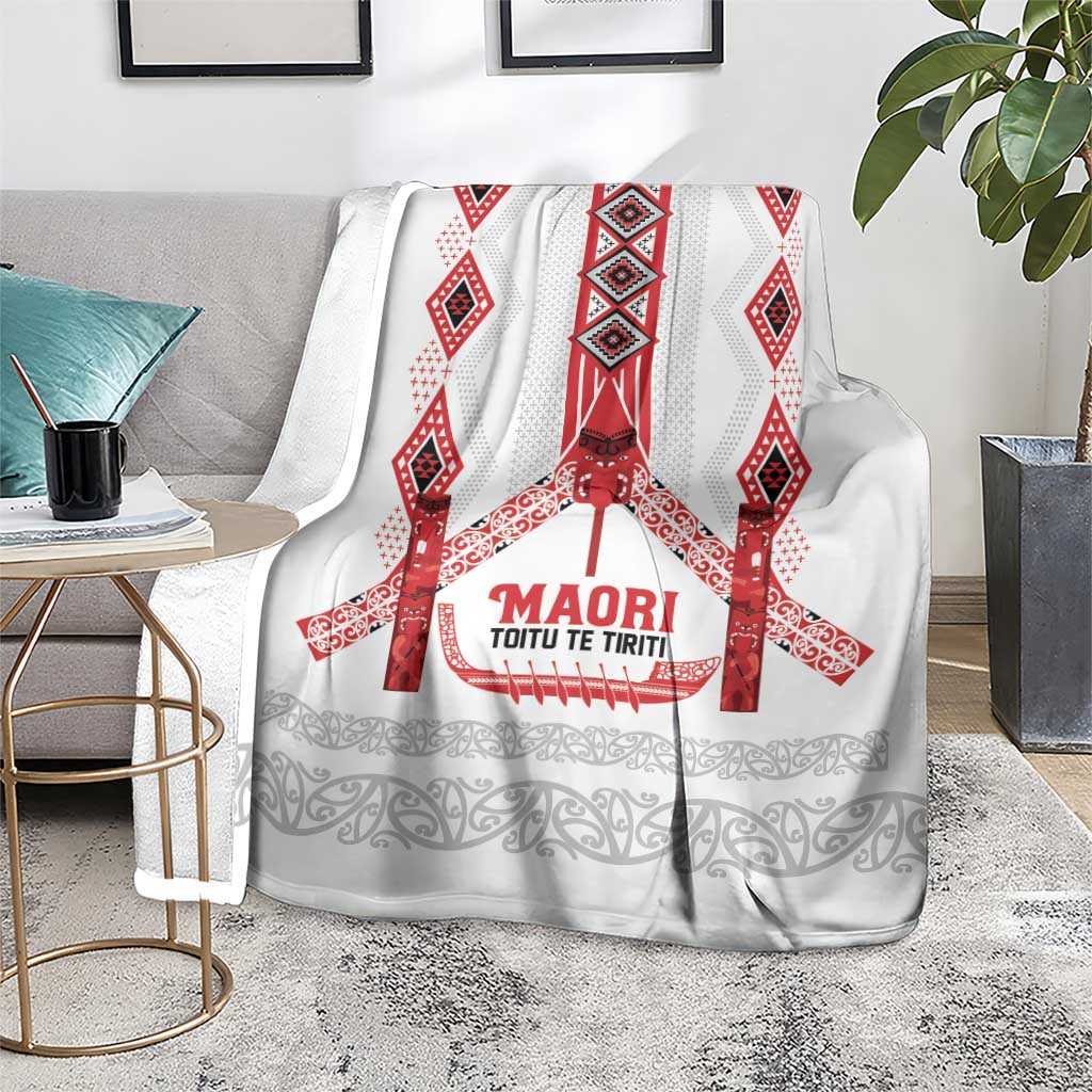 Toitu Te Tiriti Waitangi Blanket White Wharenui House - Polynesian Pride