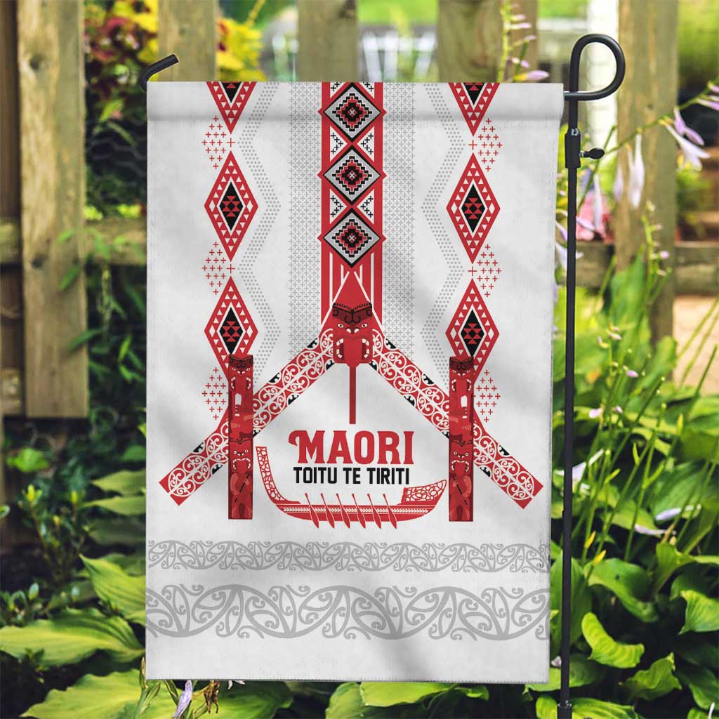 Toitu Te Tiriti Waitangi Garden Flag White Wharenui House - Polynesian Pride