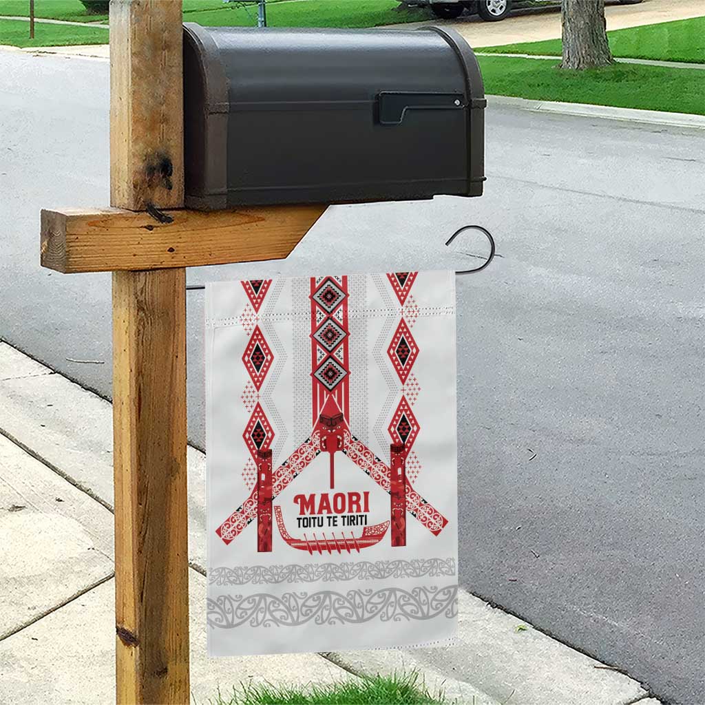 Toitu Te Tiriti Waitangi Garden Flag White Wharenui House - Polynesian Pride