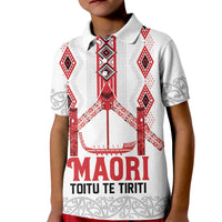 Toitu Te Tiriti Waitangi Kid Polo Shirt White Wharenui House LT9 Kid white - Polynesian Pride