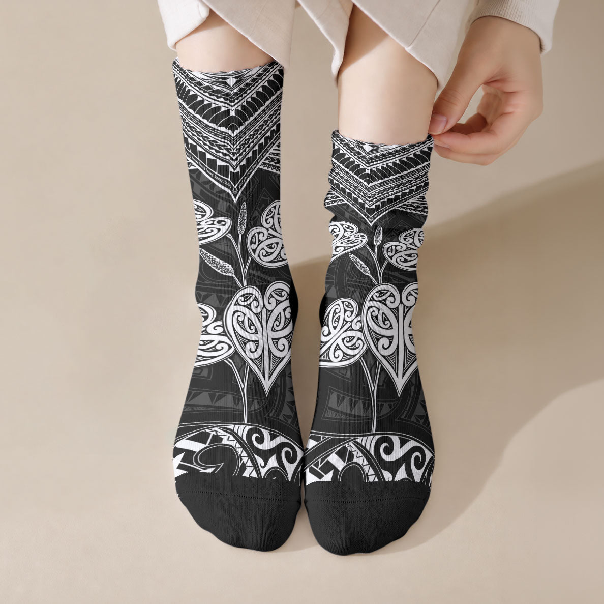 Black New Zealand Kawakawa Maori Ngaru Crew Socks LT14 Crew Socks Black - Polynesian Pride