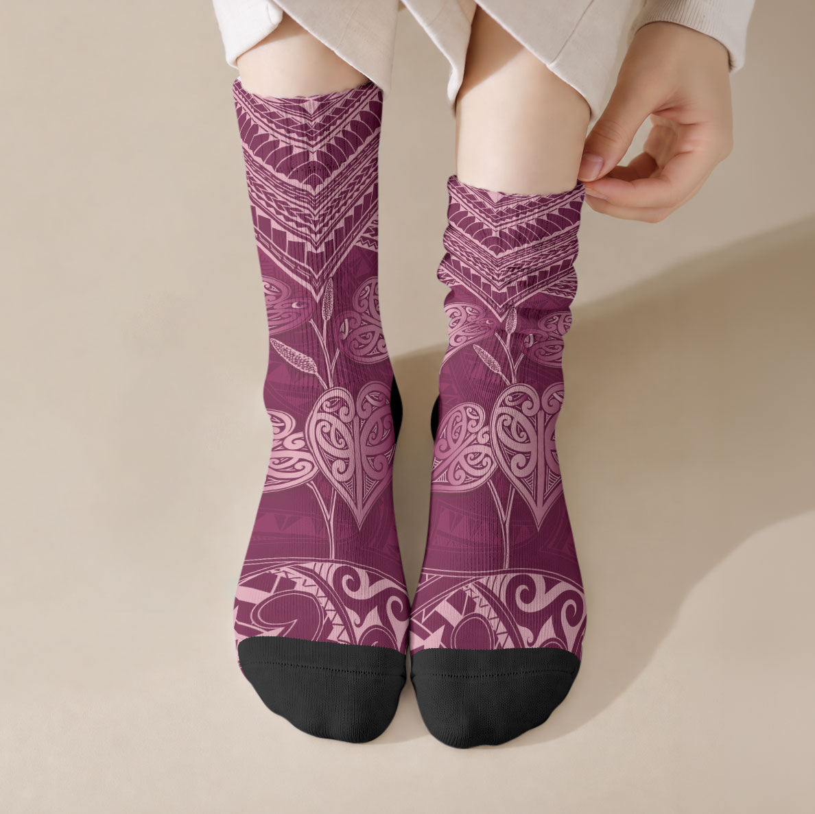 Burgundy New Zealand Kawakawa Maori Ngaru Crew Socks LT14 Crew Socks Burgundy - Polynesian Pride