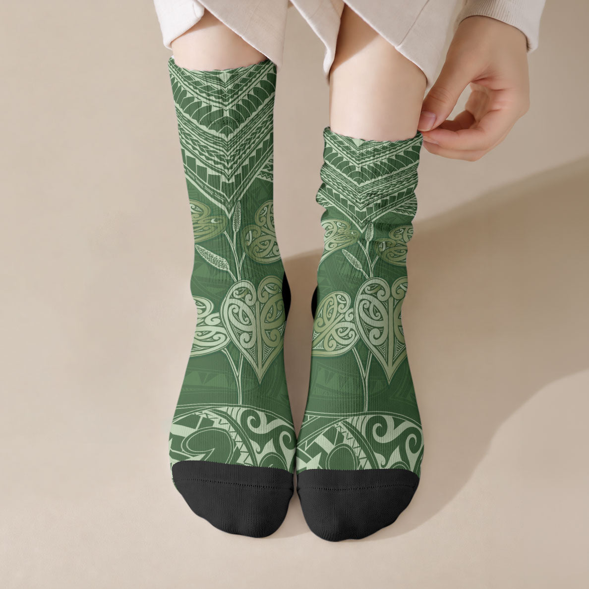 Green New Zealand Kawakawa Maori Ngaru Crew Socks LT14 Crew Socks Green - Polynesian Pride