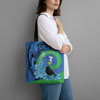 New Zealand Chatham Islands Tote Bag Wharekauri Forget Me Not With Black Robin - Polynesian Pride