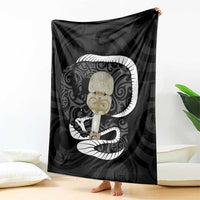 Black New Zealand Eel Blanket Aotearoa Maori Tuna With Kotiate Weapon LT14 - Polynesian Pride