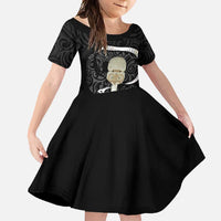 Black New Zealand Eel Family Matching Short Sleeve Bodycon Dress and Hawaiian Shirt Aotearoa Maori Tuna With Kotiate Weapon LT14 Daughter's Dress Black - Polynesian Pride