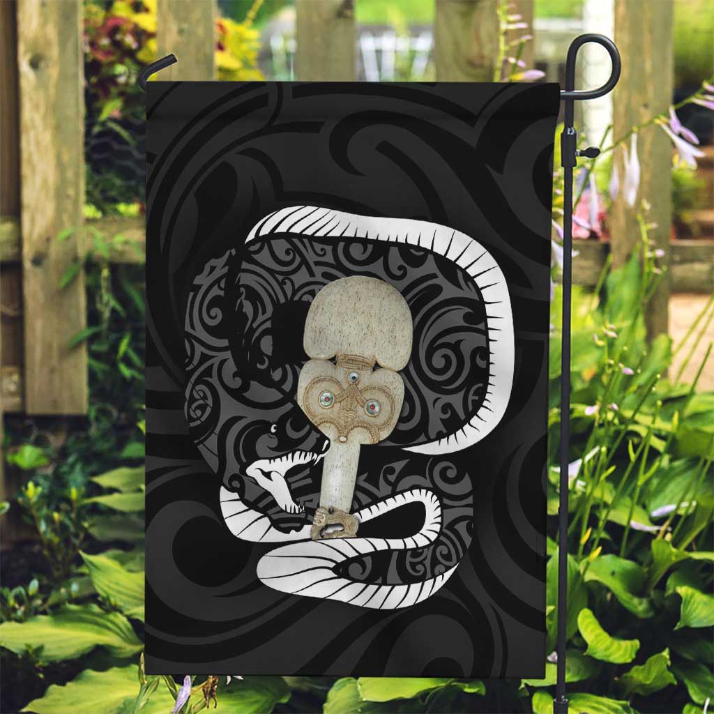 Black New Zealand Eel Garden Flag Aotearoa Maori Tuna With Kotiate Weapon LT14 Garden Flag Black - Polynesian Pride