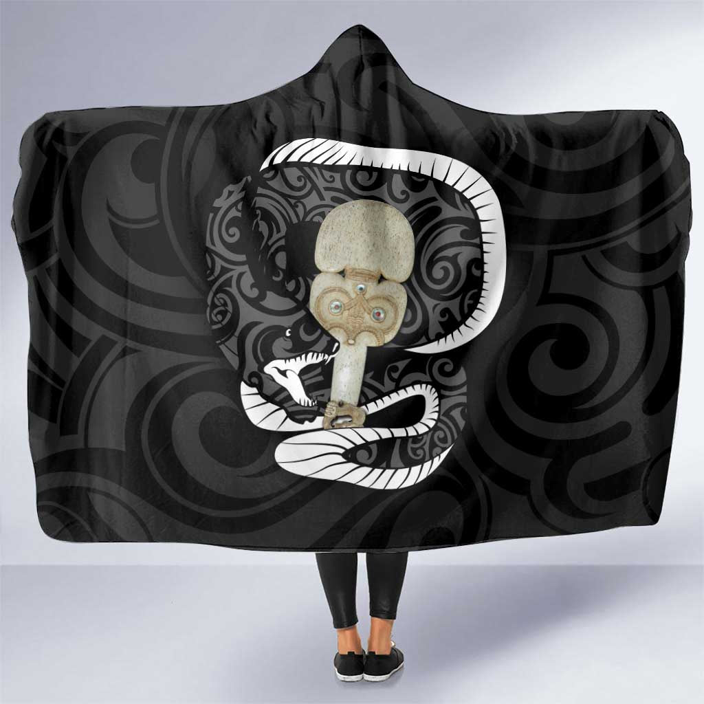 Black New Zealand Eel Hooded Blanket Aotearoa Maori Tuna With Kotiate Weapon LT14 One Size Black - Polynesian Pride