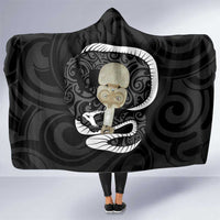 Black New Zealand Eel Hooded Blanket Aotearoa Maori Tuna With Kotiate Weapon LT14 One Size Black - Polynesian Pride
