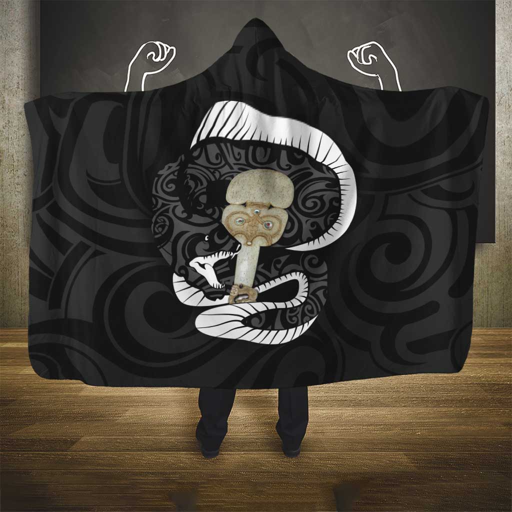 Black New Zealand Eel Hooded Blanket Aotearoa Maori Tuna With Kotiate Weapon LT14 - Polynesian Pride