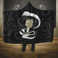 Black New Zealand Eel Hooded Blanket Aotearoa Maori Tuna With Kotiate Weapon LT14 - Polynesian Pride