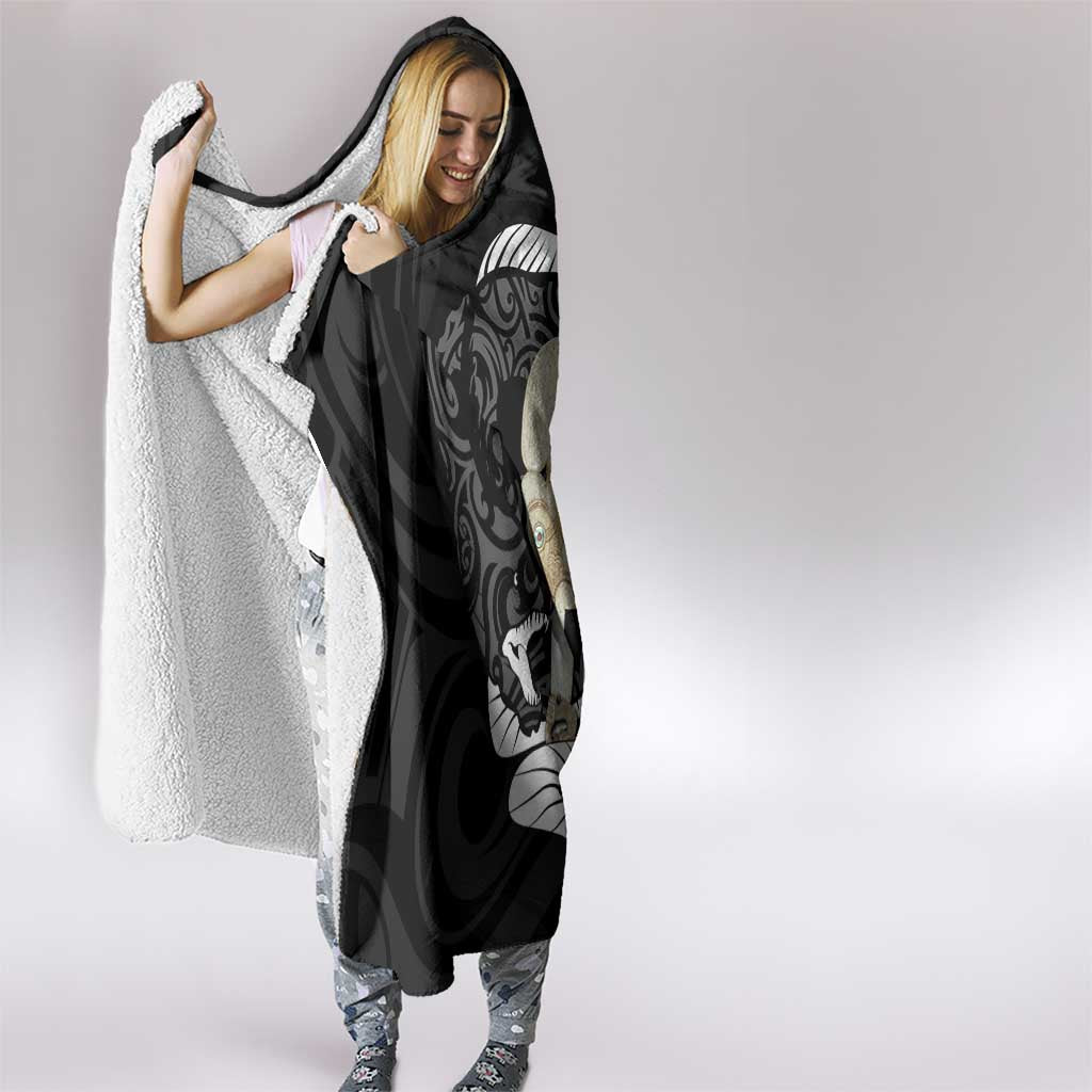 Black New Zealand Eel Hooded Blanket Aotearoa Maori Tuna With Kotiate Weapon LT14 - Polynesian Pride