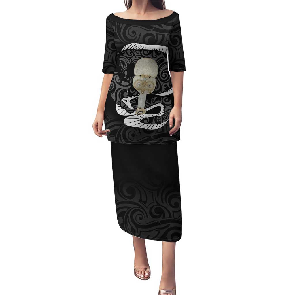 Black New Zealand Eel Puletasi Aotearoa Maori Tuna With Kotiate Weapon LT14 Long Dress Black - Polynesian Pride