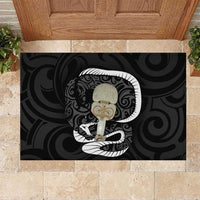 Black New Zealand Eel Rubber Doormat Aotearoa Maori Tuna With Kotiate Weapon LT14 Black - Polynesian Pride