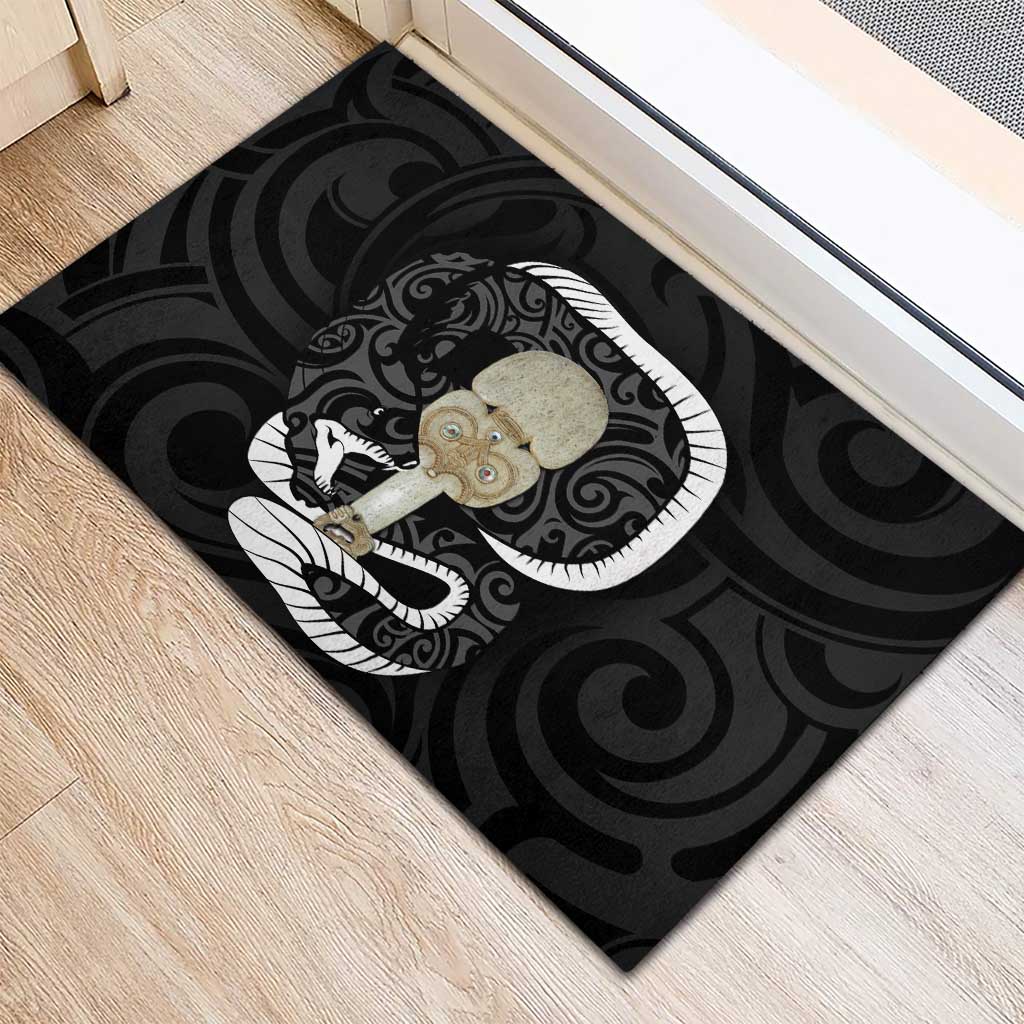 Black New Zealand Eel Rubber Doormat Aotearoa Maori Tuna With Kotiate Weapon LT14 - Polynesian Pride