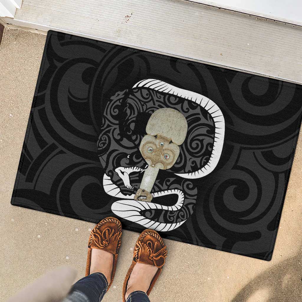 Black New Zealand Eel Rubber Doormat Aotearoa Maori Tuna With Kotiate Weapon LT14 - Polynesian Pride