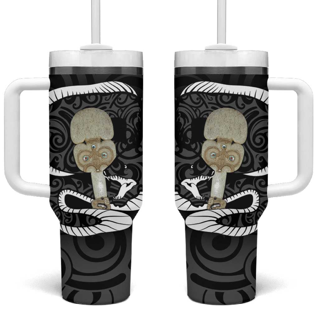 Black New Zealand Eel Tumbler With Handle Aotearoa Maori Tuna With Kotiate Weapon LT14 One Size: 40 oz Black - Polynesian Pride