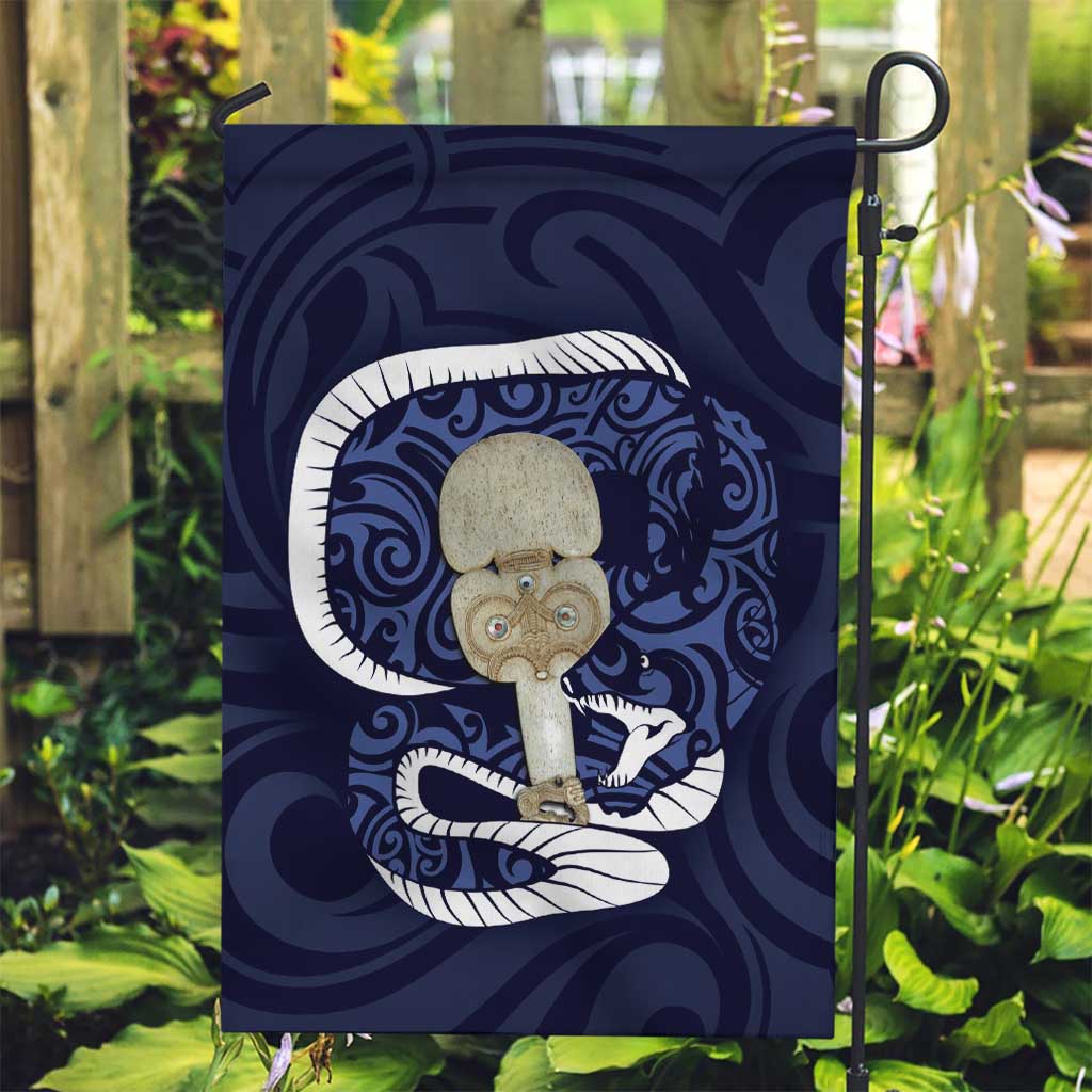 Blue New Zealand Eel Garden Flag Aotearoa Maori Tuna With Kotiate Weapon LT14 Garden Flag Blue - Polynesian Pride
