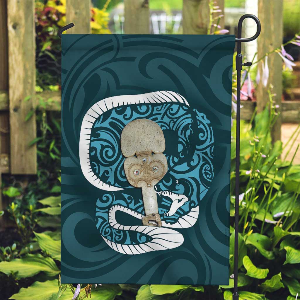 Turquoise New Zealand Eel Garden Flag Aotearoa Maori Tuna With Kotiate Weapon LT14 Garden Flag Turquoise - Polynesian Pride