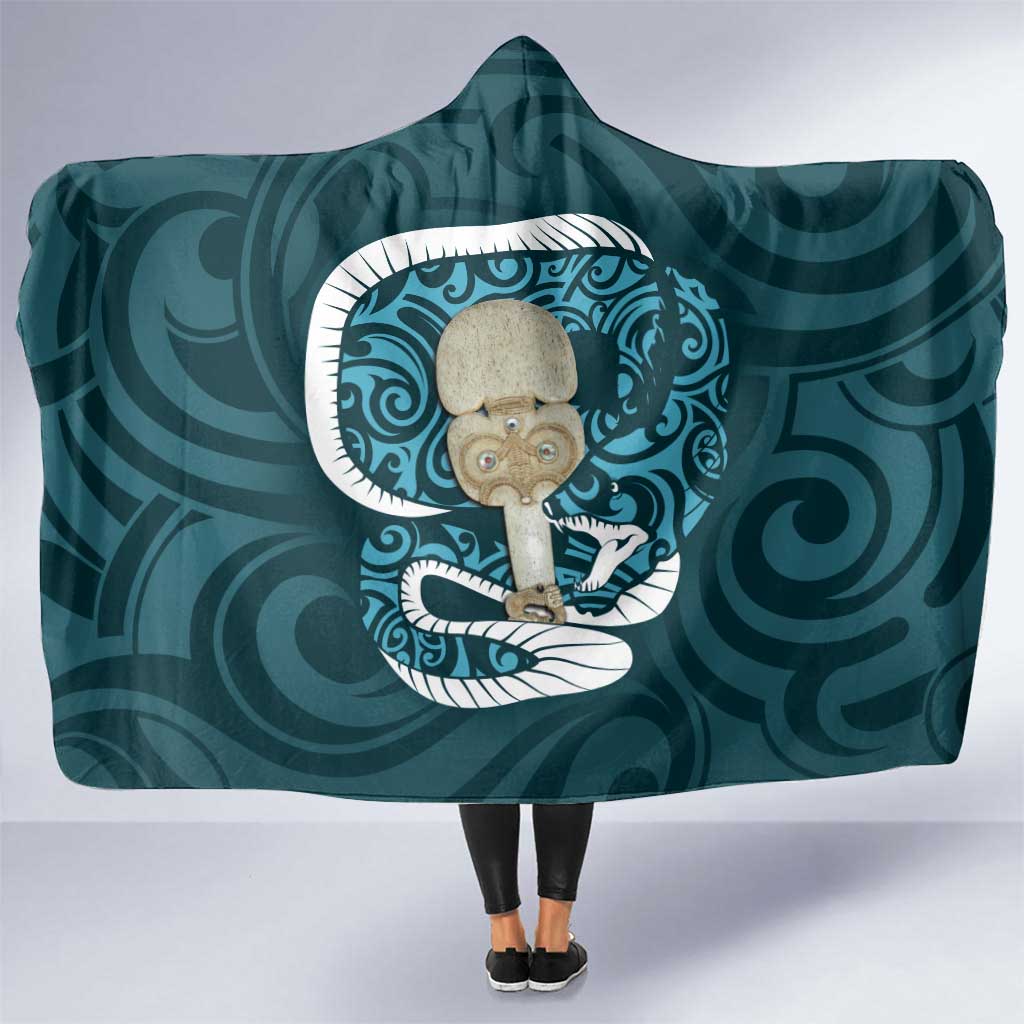 Turquoise New Zealand Eel Hooded Blanket Aotearoa Maori Tuna With Kotiate Weapon LT14 One Size Turquoise - Polynesian Pride