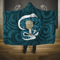 Turquoise New Zealand Eel Hooded Blanket Aotearoa Maori Tuna With Kotiate Weapon LT14 - Polynesian Pride