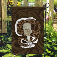 Gold New Zealand Eel Garden Flag Aotearoa Maori Tuna With Kotiate Weapon LT14 Garden Flag Gold - Polynesian Pride