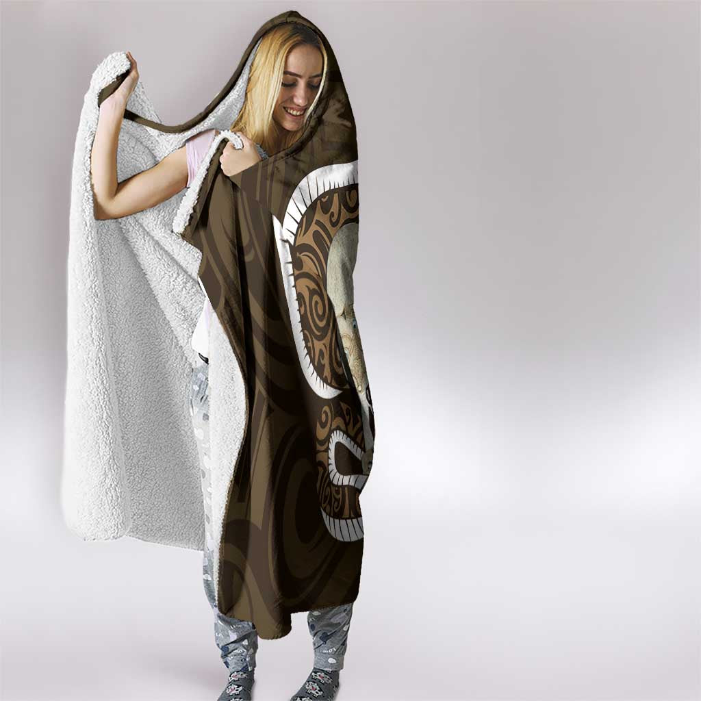Gold New Zealand Eel Hooded Blanket Aotearoa Maori Tuna With Kotiate Weapon LT14 - Polynesian Pride