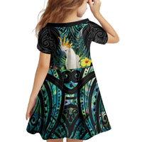 Sulphur-crested Cockatoo New Zealand Kid Short Sleeve Dress Paua Shell Aotearoa Maori Tropical Flowers - Polynesian Pride