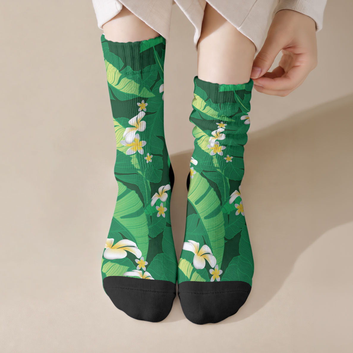 Green Banana Leaf Hawaii Crew Socks Lau Maia Plumeria Tropical Summer Vibes LT14 Crew Socks Green - Polynesian Pride