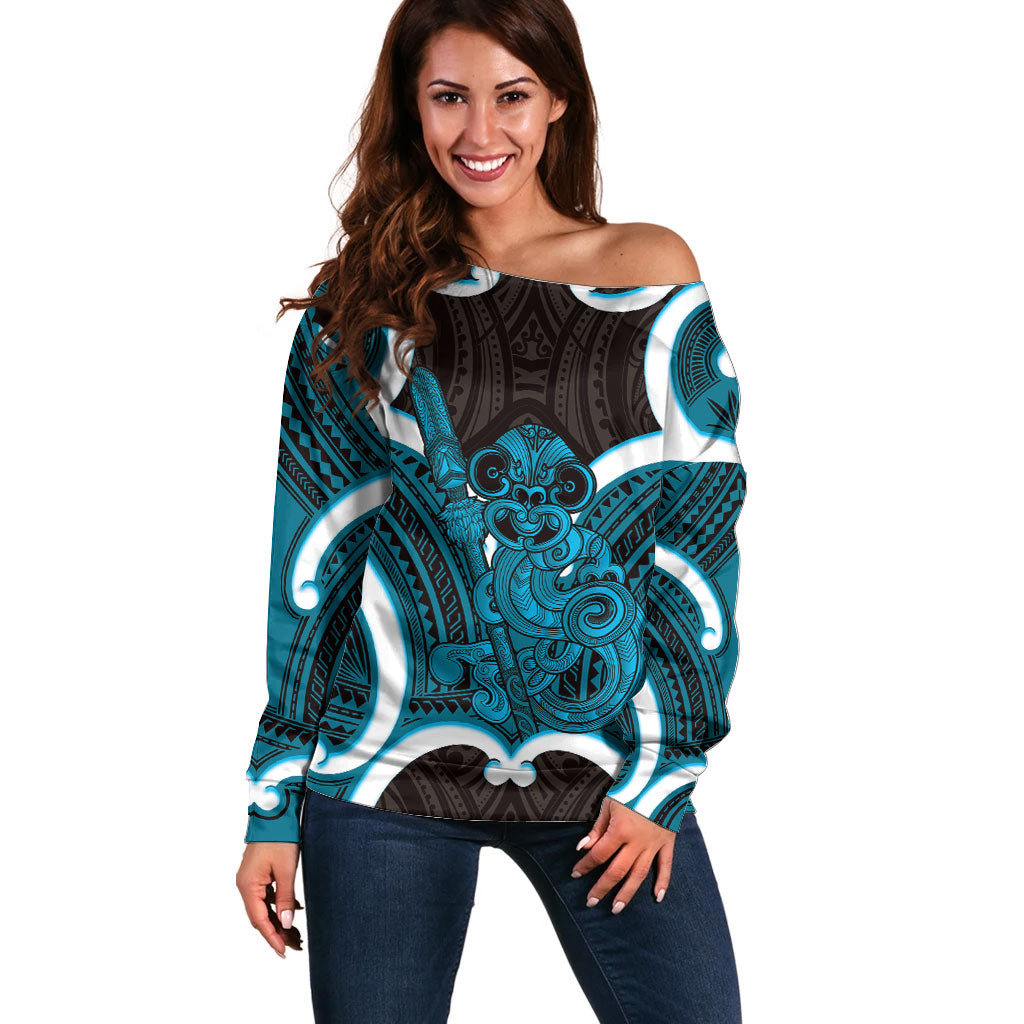 Kikorangi Aotearoa Atua Tumatauenga Personalised Off Shoulder Sweater Maori God Of War Tiki With Taiaha LT14 Women Blue - Polynesian Pride