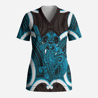 Kikorangi Aotearoa Atua Tumatauenga Personalised Scrub Top Maori God Of War Tiki With Taiaha LT14 Adult Blue - Polynesian Pride