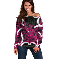 Mawhero Aotearoa Atua Tumatauenga Personalised Off Shoulder Sweater Maori God Of War Tiki With Taiaha LT14 Women Pink - Polynesian Pride