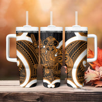 Karaka Aotearoa Atua Tumatauenga Tumbler With Handle Maori God Of War Tiki With Taiaha LT14 - Polynesian Pride
