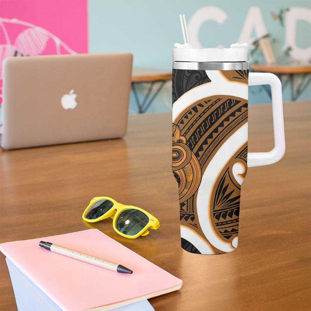 Karaka Aotearoa Atua Tumatauenga Tumbler With Handle Maori God Of War Tiki With Taiaha LT14 - Polynesian Pride