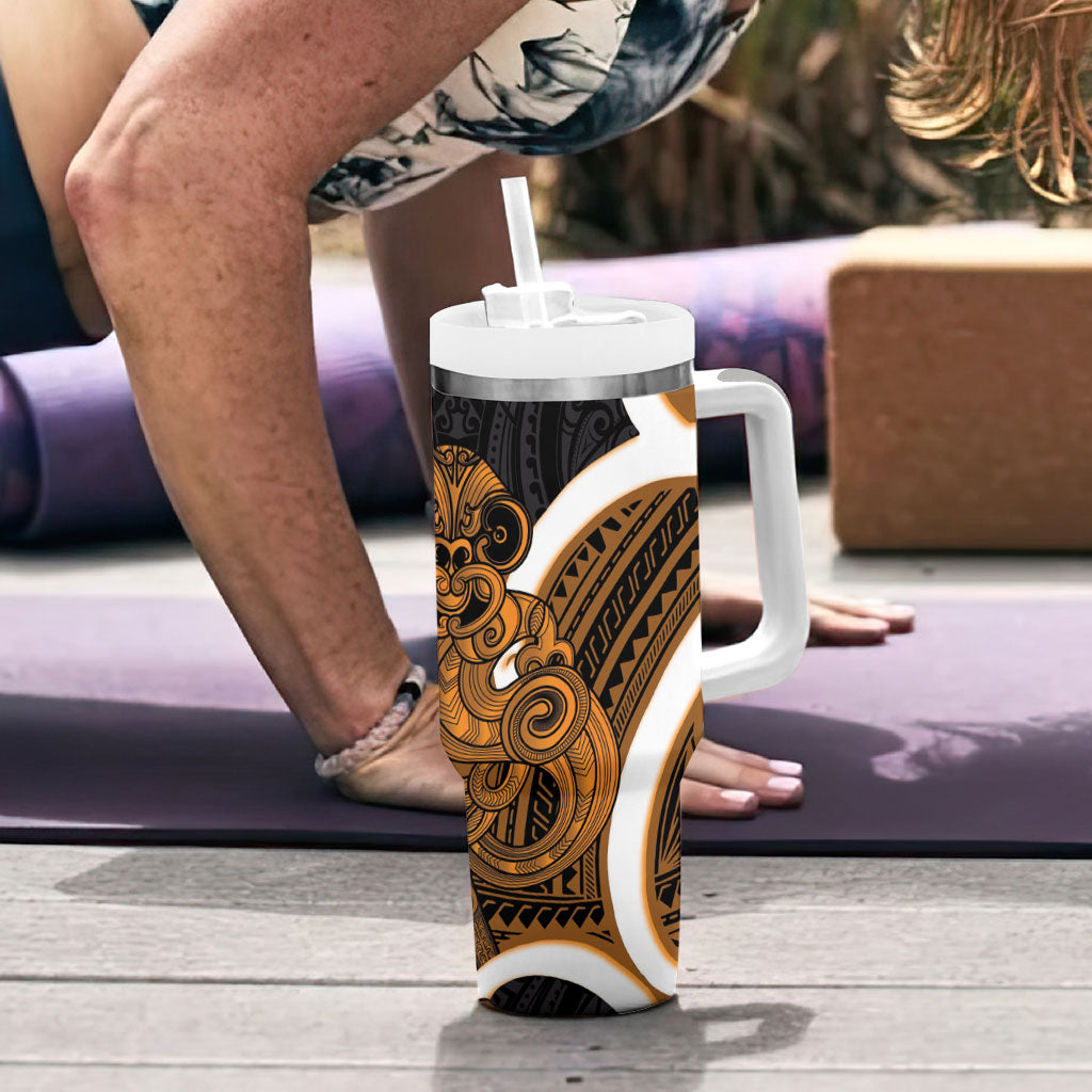 Karaka Aotearoa Atua Tumatauenga Tumbler With Handle Maori God Of War Tiki With Taiaha LT14 - Polynesian Pride