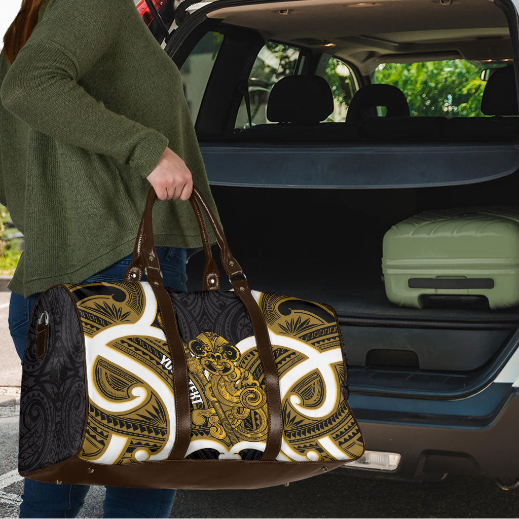Kowhai Aotearoa Atua Tumatauenga Personalised Travel Bag Maori God Of War Tiki With Taiaha LT14 - Polynesian Pride